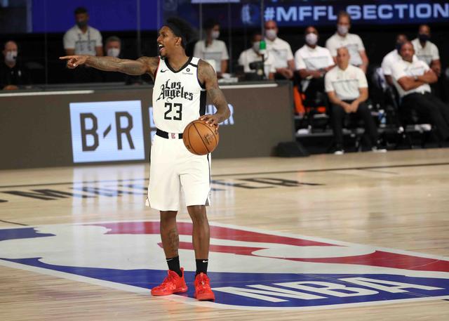 在三分线外 在三分线外