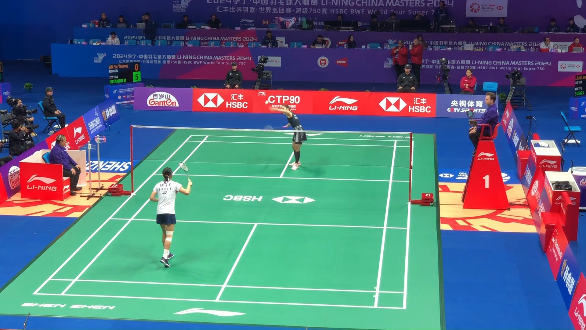 布更靠近篮 布更靠近篮